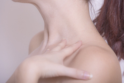 授乳中から心がけたい胸の下垂防止エクササイズ